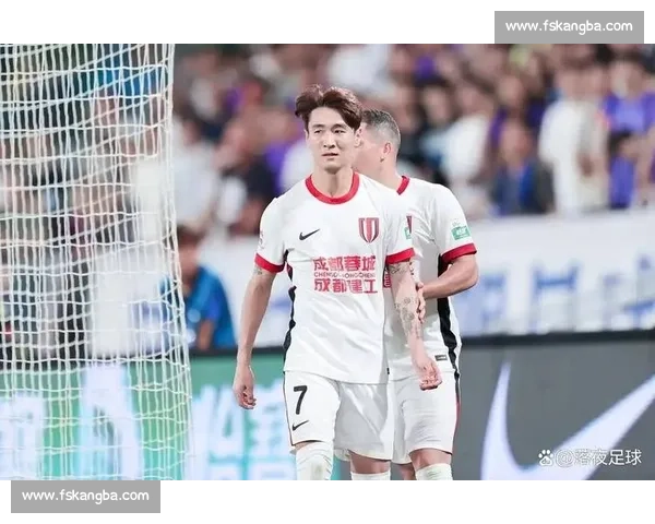 初心逐梦绿茵场!韦世豪走进合肥 48 中与学子暖心互动 初心逐梦绿茵场!韦世豪走进合肥 48 中与学子暖心互动